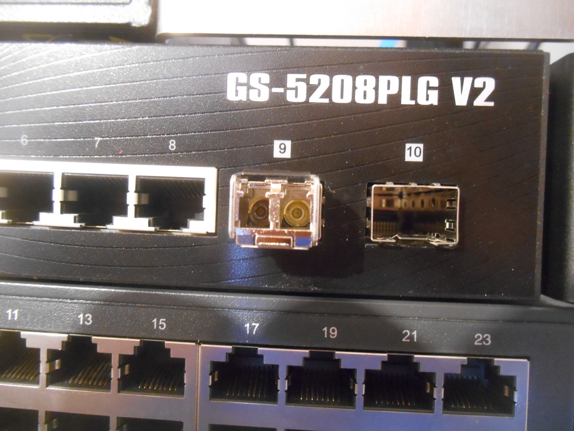 Netzwerk-Switch mit 2 SFP-Schächten. Der linke Schacht ist belegt, der rechte frei.