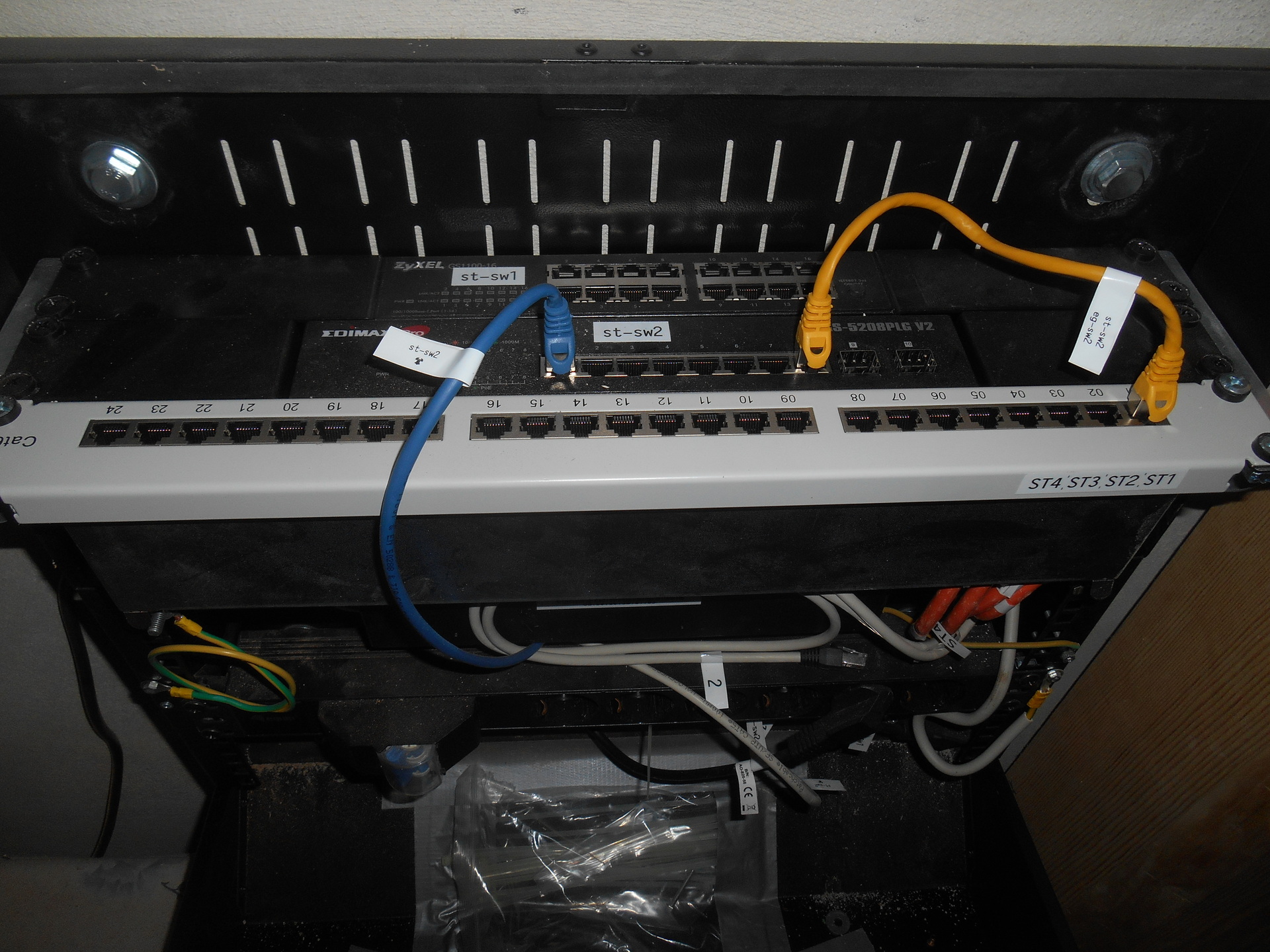 Fotografie eines Netzwerk-Wandverteilers mit 2 Switches und einem Patchpanel im 19-Zoll-Formfaktor.