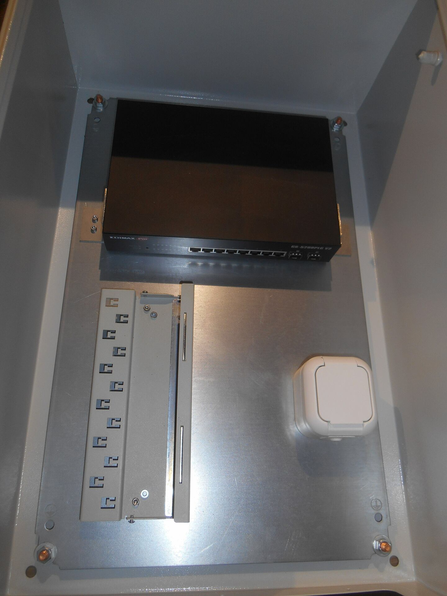 Sonderwinkel zur Befestigung eines Desktop-Switches an der Montageplatte in einem Schaltschrank